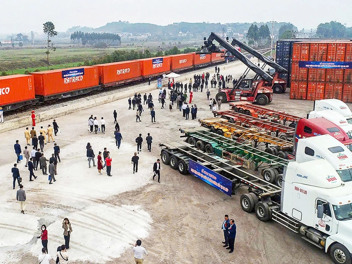 Hàng Container Đổ Về Đường Sắt: Doanh Nghiệp Logistics Chuyển Hướng? Hàng Container Đổ Về Đường Sắt: Doanh Nghiệp Logistics Chuyển Hướng?