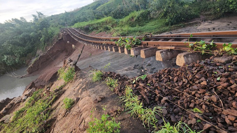 Ảnh hưởng nghiêm trọng từ Bão số 13 (Kalmaegi): Sạt lở tuyến đường sắt Bắc – Nam tại Đắk Lắk, tạm ngừng khoảng 45 chuyến tàu